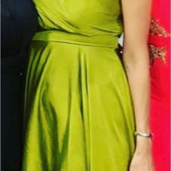 Mac Duggal gown - size 2 Concealed side zip
100% polyester - Picture 3 of 7